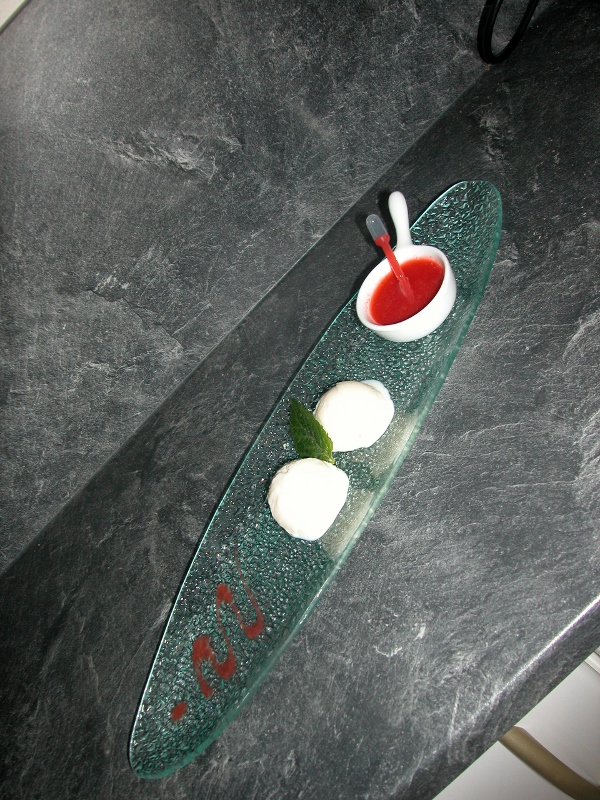 Glace chocolat blanc coulis fraises